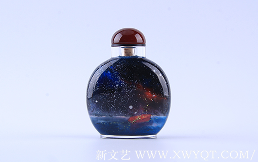 万欢内画鼻烟壶作品《悟》系列2背面 规格：9.4cmx7.5cmx3cm 创作年代：2017年